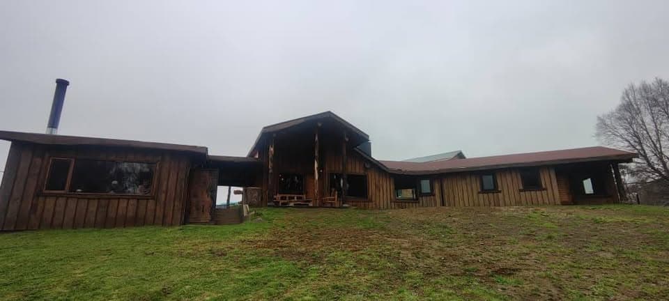 PARCELA CON CASA RUSTICA NUEVA 235M2 CON ESTERO EN TRAFUN