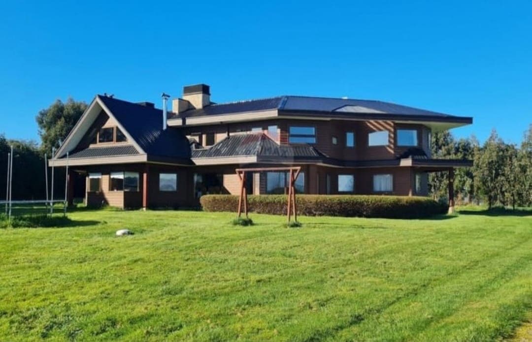 Parcela de 8000m2 con casa de 298m2 a orillas de carretera Osorno-Cascada