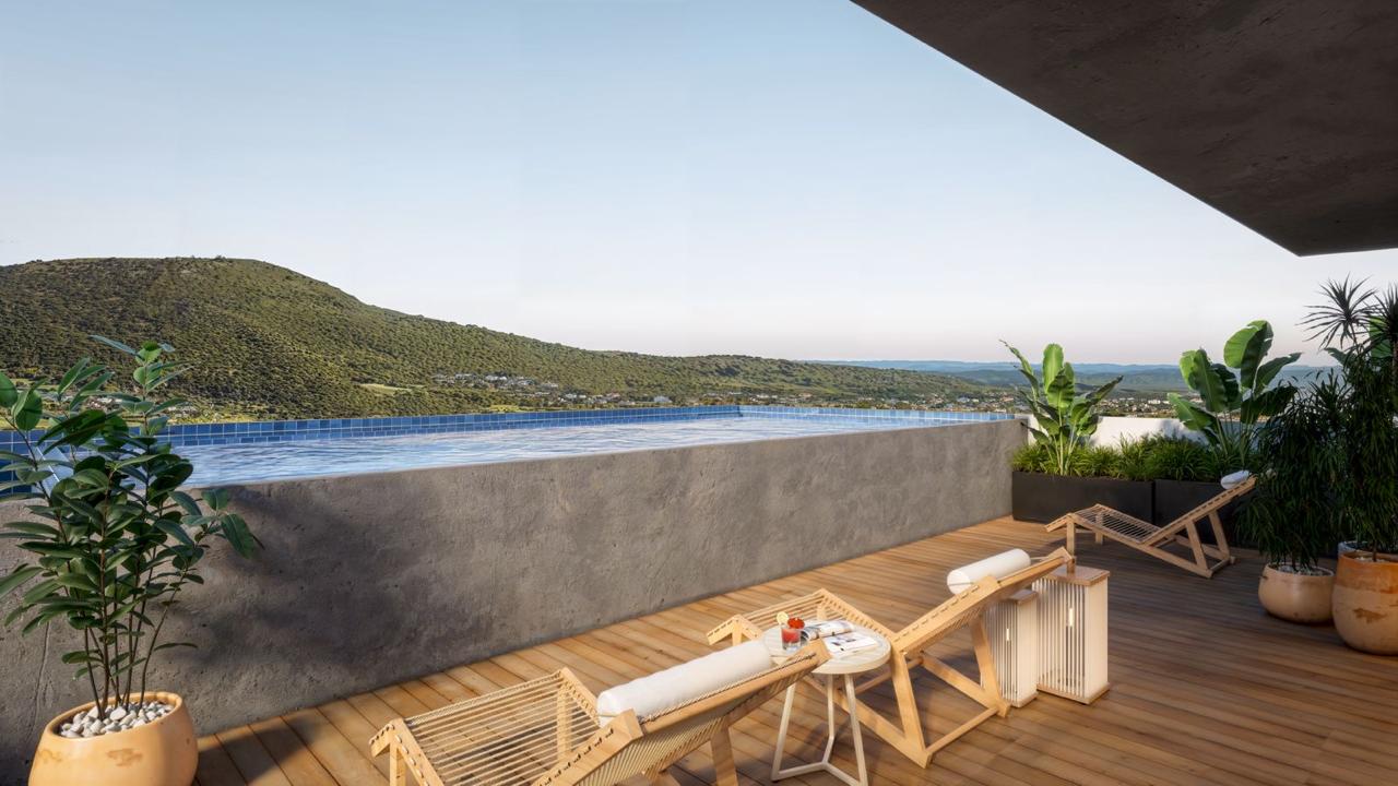 Piscina infinita en el rooftop de Portal, con vista a la bahía y las colinas de Florianópolis